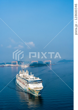 長崎港客船入港(Star Navigator)女神大橋から【長崎市】 長崎港客船入港(Star Navigator)女神大橋から【長崎市】 128680346