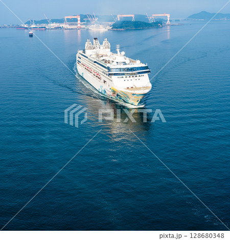 長崎港客船入港（Star Navigator）女神大橋から　スクエア【長崎市】 128680348