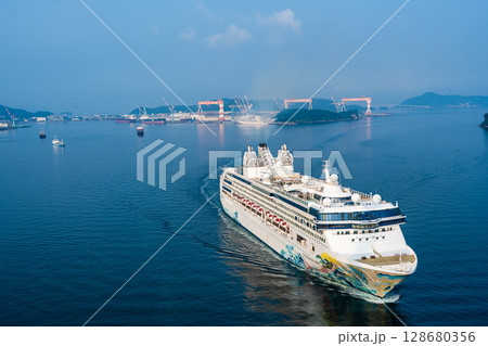 長崎港客船入港（Star Navigator）女神大橋から【長崎市】 128680356