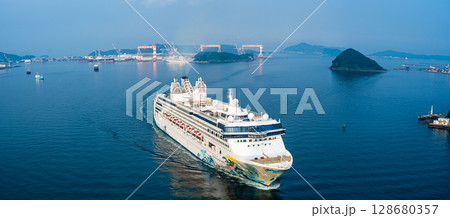 長崎港客船入港(Star Navigator)女神大橋から パノラマ【長崎市】 長崎港客船入港(Star Navigator)女神大橋から パノラマ【長崎市】 128680357