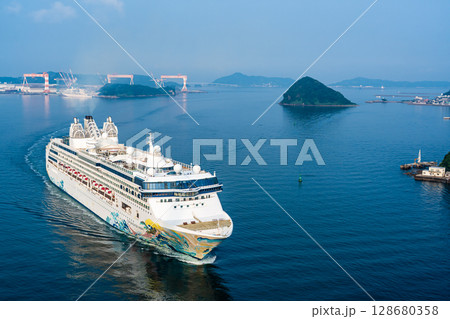 長崎港客船入港(Star Navigator)女神大橋から【長崎市】 長崎港客船入港(Star Navigator)女神大橋から【長崎市】 128680358