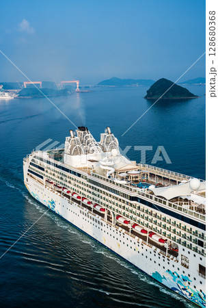 長崎港客船入港(Star Navigator)女神大橋から【長崎市】 長崎港客船入港(Star Navigator)女神大橋から【長崎市】 128680368