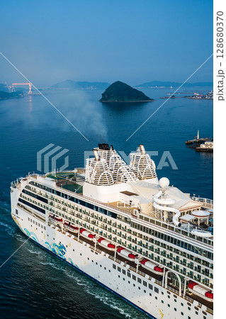 長崎港客船入港(Star Navigator)女神大橋から【長崎市】 長崎港客船入港(Star Navigator)女神大橋から【長崎市】 128680370