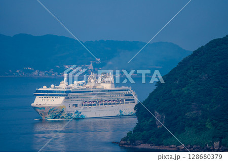 長崎港客船入港（Star Navigator）女神大橋から【長崎市】 128680379
