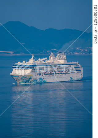 長崎港客船入港(Star Navigator)女神大橋から【長崎市】 長崎港客船入港(Star Navigator)女神大橋から【長崎市】 128680381