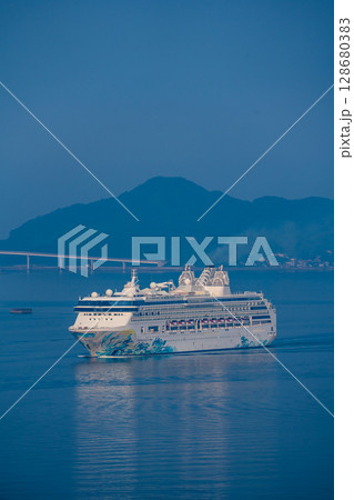 長崎港客船入港(Star Navigator)女神大橋から【長崎市】 長崎港客船入港(Star Navigator)女神大橋から【長崎市】 128680383