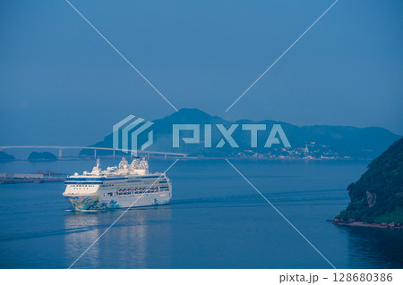 長崎港客船入港(Star Navigator)女神大橋から【長崎市】 長崎港客船入港(Star Navigator)女神大橋から【長崎市】 128680386