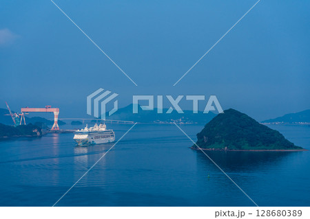 長崎港客船入港（Star Navigator）女神大橋から【長崎市】 128680389