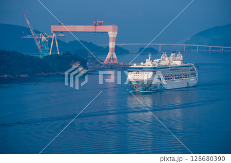 長崎港客船入港(Star Navigator)女神大橋から【長崎市】 長崎港客船入港(Star Navigator)女神大橋から【長崎市】 128680390