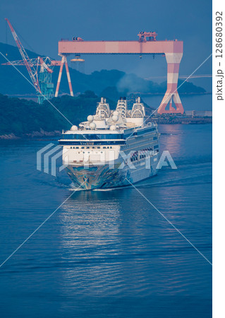長崎港客船入港（Star Navigator）女神大橋から【長崎市】 128680392