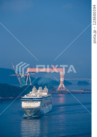 長崎港客船入港（Star Navigator）女神大橋から【長崎市】 128680394