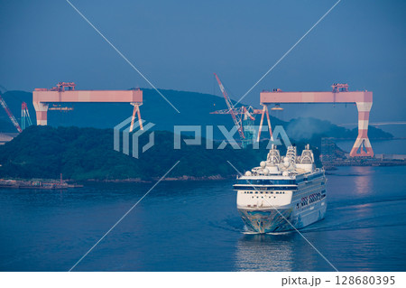 長崎港客船入港（Star Navigator）女神大橋から【長崎市】 128680395