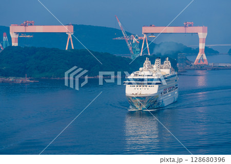 長崎港客船入港(Star Navigator)女神大橋から【長崎市】 長崎港客船入港(Star Navigator)女神大橋から【長崎市】 128680396