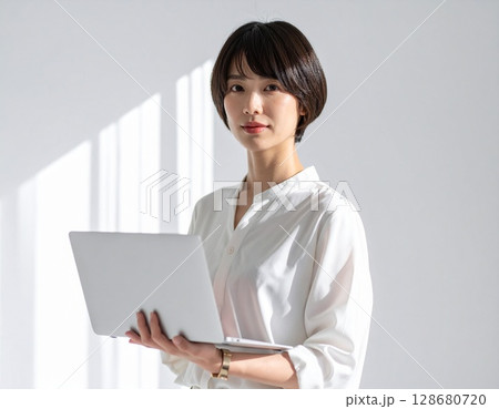 パソコンを持つビジネスウーマン AI生成画像 パソコンを持つビジネスウーマン AI生成画像 128680720