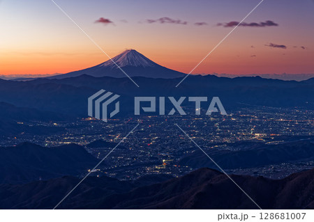 乾徳山から見る夜明けの富士山と甲府盆地の夜景 128681007