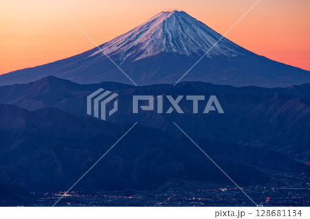 乾徳山から見る夜明けの富士山 128681134