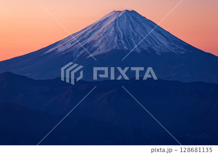 乾徳山から見る夜明けの富士山 128681135