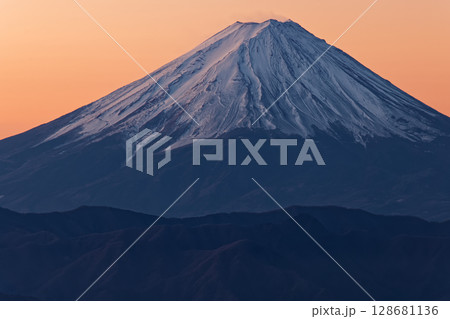乾徳山から見る夜明けの富士山 128681136