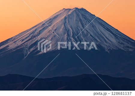 乾徳山から見る夜明けの富士山 128681137
