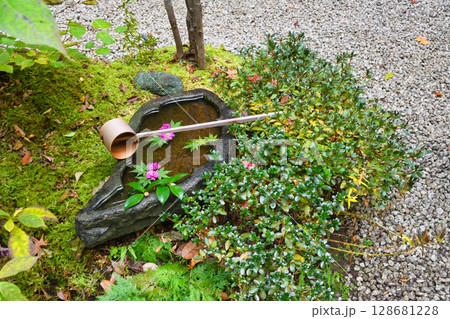 鎌倉　一条恵観山荘　美しい花手水（神奈川県鎌倉市） 128681228