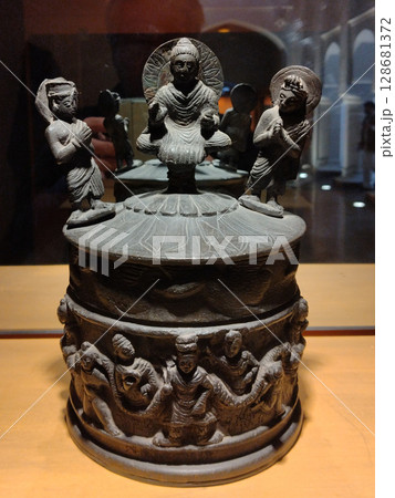ガンダーラの中心都市パキスタンのペシャワル博物館に展示される釈迦三尊像のある貴重な仏舎利容器 ガンダーラの中心都市パキスタンのペシャワル博物館に展示される釈迦三尊像のある貴重な仏舎利容器 128681372