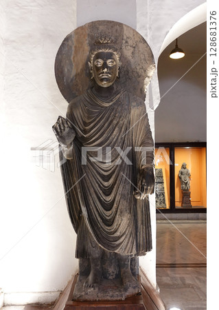 ガンダーラの中心都市パキスタンのペシャワル博物館に展示されるガンダーラ様式の仏立像 128681376