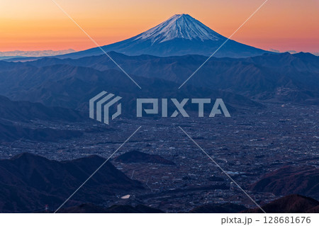 乾徳山から見る夜明けの富士山 128681676