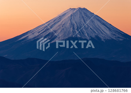 乾徳山から見る夜明けの富士山 128681766