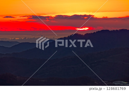 乾徳山から見る夜明けの山並みと東京湾の眺め 128681769