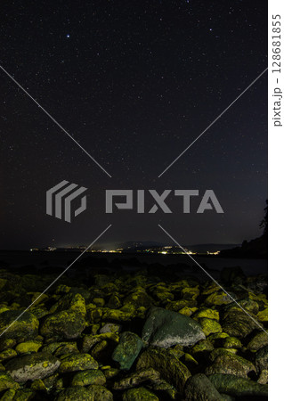 真鶴半島番場浦海岸の星空と夜景 神奈川県真鶴町の美しい夜 真鶴半島番場浦海岸の星空と夜景 神奈川県真鶴町の美しい夜 128681855