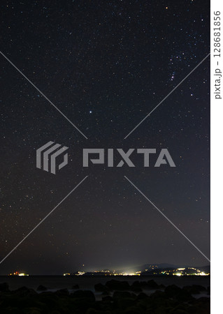 真鶴半島番場浦海岸の星空と夜景 神奈川県真鶴町の美しい夜 128681856