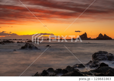 真鶴岬の三ツ石と朝焼けの美しい海岸風景 128681863