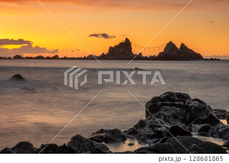 真鶴岬の三ツ石と朝焼けの美しい海岸風景 128681865