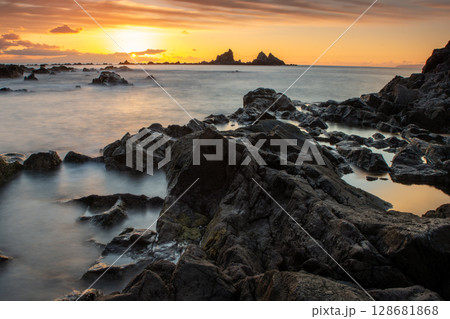 真鶴岬三ツ石の日の出と朝焼け 神奈川県の絶景海岸風景 真鶴岬三ツ石の日の出と朝焼け 神奈川県の絶景海岸風景 128681868