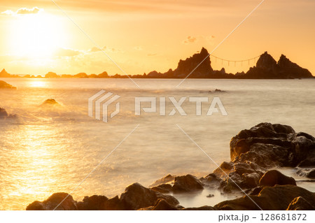 真鶴岬三ツ石の日の出と朝焼け　神奈川県の絶景海岸風景 128681872