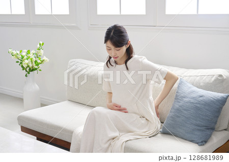 腰痛の妊婦　リビング 128681989