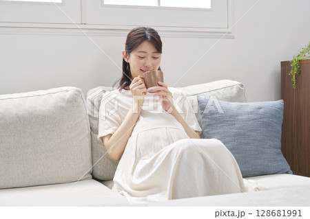自宅でカフェインレスコーヒーを飲む妊婦 128681991