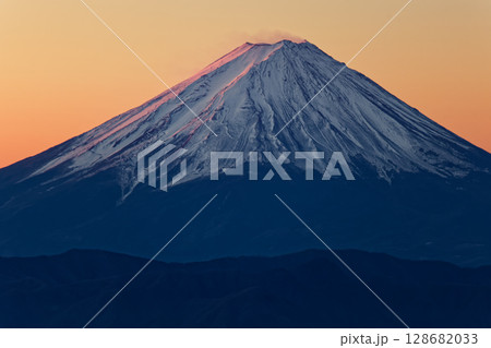 乾徳山から見る朝焼けの富士山 128682033