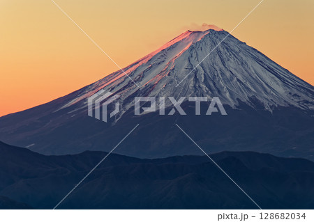 乾徳山から見る朝焼けの富士山 乾徳山から見る朝焼けの富士山 128682034