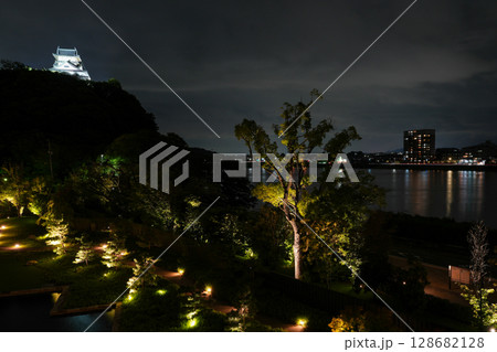 夜の国宝・犬山城（ホテルインディゴ犬山有楽苑から撮影） 128682128