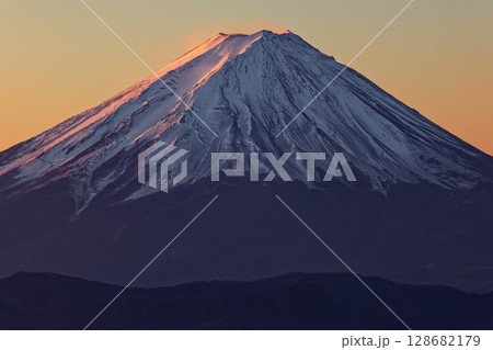 乾徳山から見る朝焼けの富士山 128682179