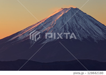 乾徳山から見る朝焼けの富士山 128682180