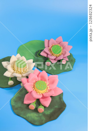 池に咲く蓮の花 池に咲く蓮の花 128682324