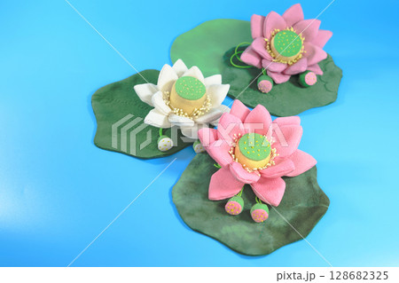 池に咲く蓮の花 128682325