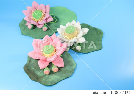 池に咲く蓮の花 128682326