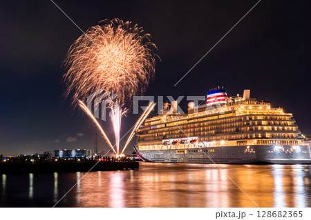 《神奈川県》打上花火と豪華客船・横浜象の鼻パーク 《神奈川県》打上花火と豪華客船・横浜象の鼻パーク 128682365