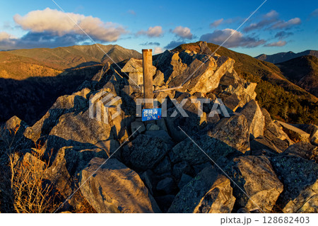朝の乾徳山山頂から見る奥秩父の山並み 128682403