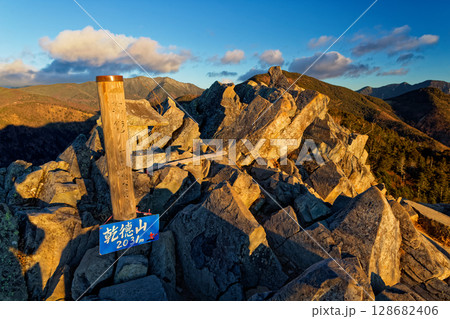 朝の乾徳山山頂から見る奥秩父の山並み 朝の乾徳山山頂から見る奥秩父の山並み 128682406