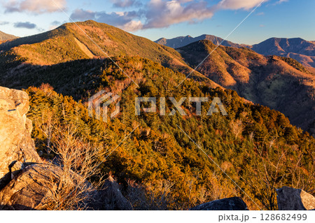 早朝の乾徳山から見る黒金山と甲武信岳 128682499