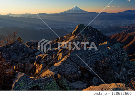 乾徳山から見る早朝の富士山 128682660